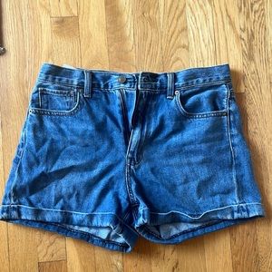American eagle mom short jean shorts. Size 6 slightly worn no damaged like new!